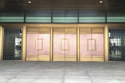 想要延長別墅銅門的使用壽命，就要做好保養(yǎng)工作